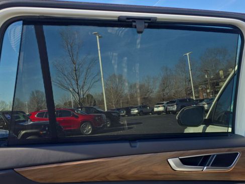 Used 2025 Volkswagen Atlas SE image 10