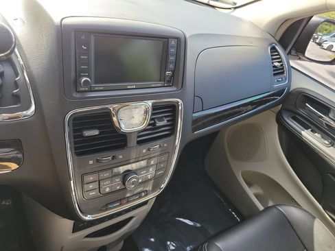Used 2013 Chrysler Town & Country Touring-L w/ Driver Convenience Group FWD image 14