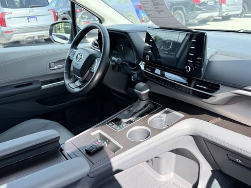 Used 2024 Toyota Sienna XLE FWD image 11