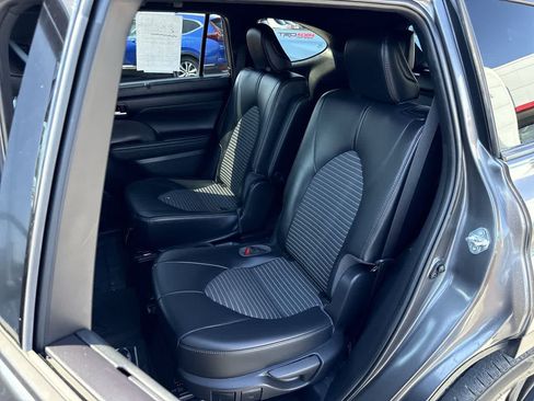Used 2021 Toyota Highlander XSE AWD/4WD image 12
