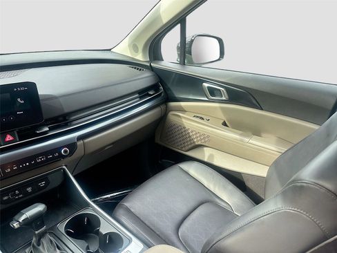 Used 2025 Kia Carnival FWD image 26