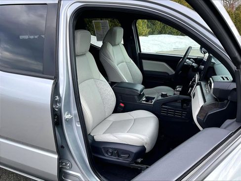 Used 2024 Toyota Tacoma Limited w/ Limited Package (LT) image 11