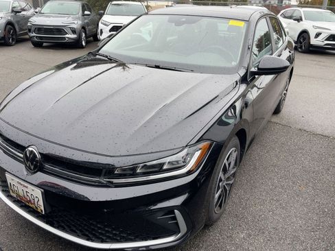 Used 2025 Volkswagen Jetta SE image 3