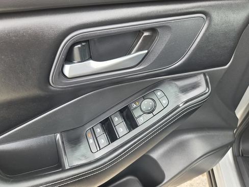 Used 2025 Nissan Rogue SV FWD image 5