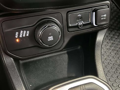 Used 2023 Jeep Renegade Latitude AWD/4WD image 22