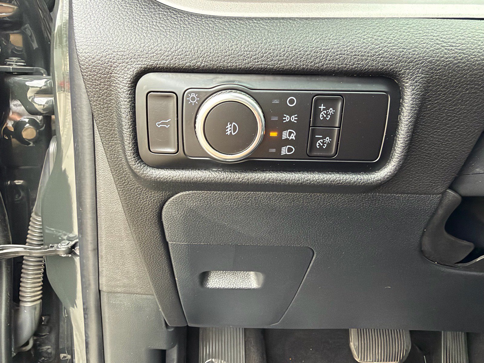 Used 2023 Ford Explorer XLT w/ Equipment Group 202A AWD/4WD image 21