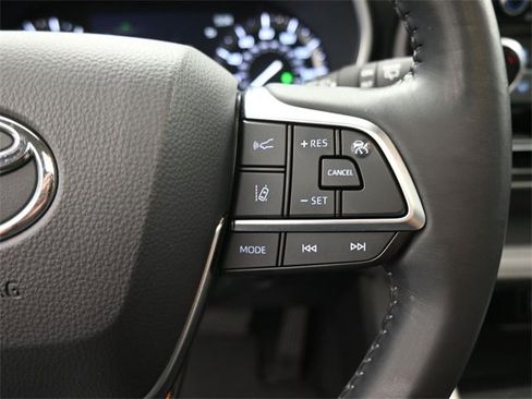 Used 2021 Toyota Highlander XLE image 23