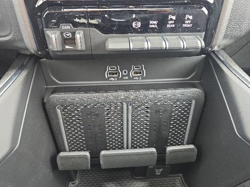 New 2026 RAM 2500 Laramie AWD/4WD image 17