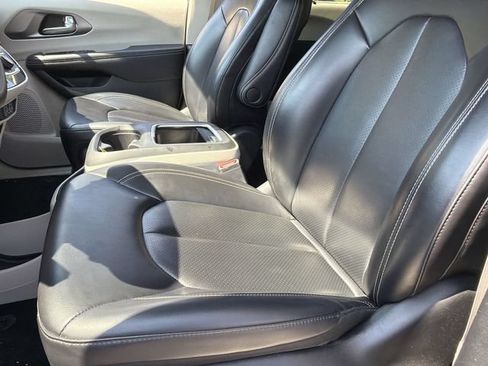 Used 2023 Chrysler Pacifica Touring-L FWD image 13