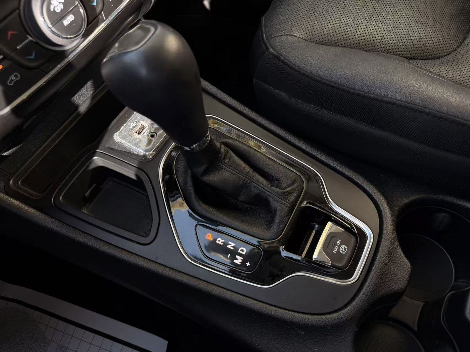 Used 2019 Jeep Cherokee Limited FWD image 13