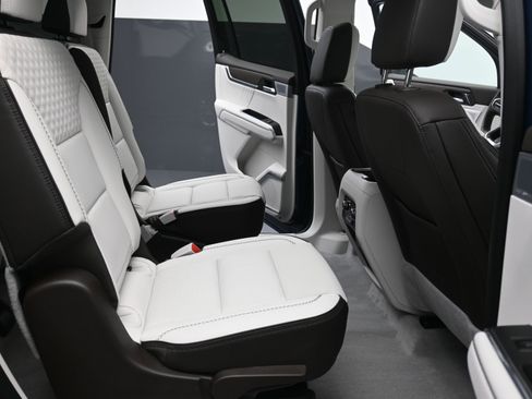 Used 2025 GMC Acadia Denali w/ Super Cruise Package image 30