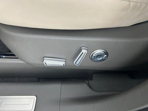Used 2025 Lincoln Nautilus Premier AWD/4WD image 10