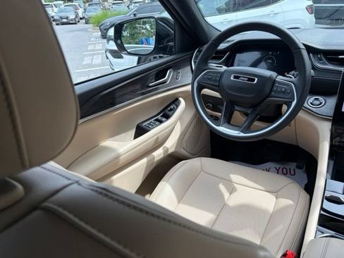 Used 2023 Jeep Grand Cherokee L Limited w/ Luxury Tech Group II AWD/4WD image 35