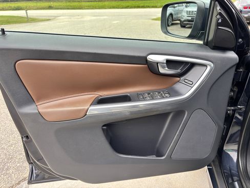 Used 2016 Volvo XC60 T5 Premier w/ Proximity Package image 21
