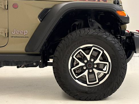 Used 2025 Jeep Wrangler Unlimited Rubicon w/ Convenience Group AWD/4WD image 6