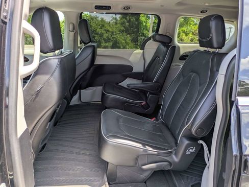 Used 2022 Chrysler Pacifica Limited FWD image 20