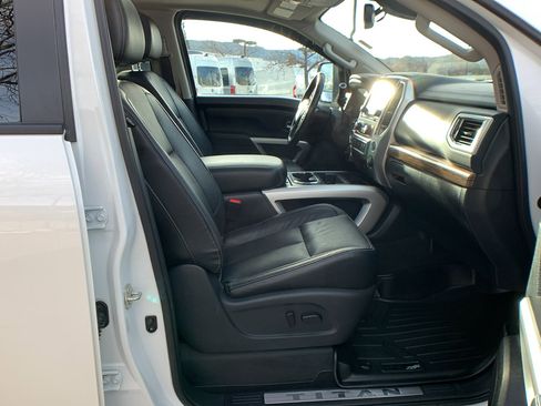 Used 2020 Nissan Titan SL w/ Moonroof Package image 25