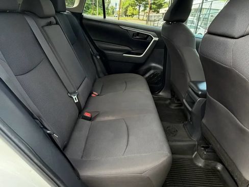 Used 2021 Toyota RAV4 LE AWD/4WD image 18