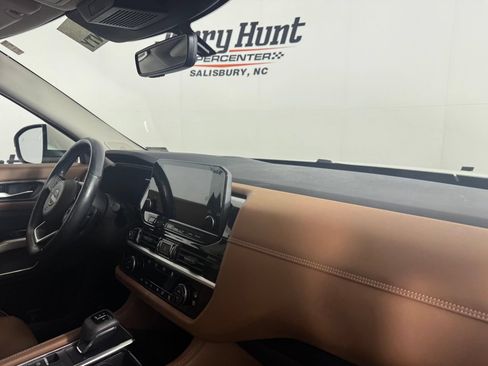 Used 2023 Nissan Pathfinder Platinum FWD image 36
