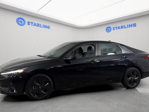 Used 2022 Hyundai Elantra SEL w/ Convenience Package FWD image 2