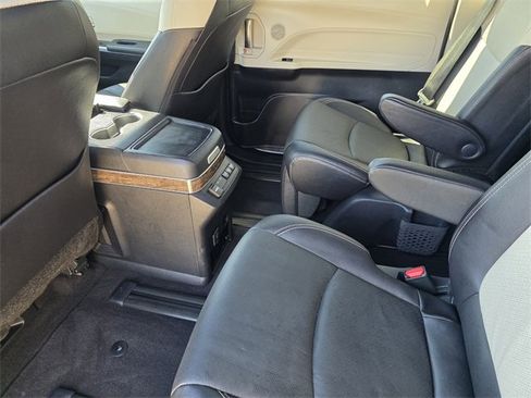 Used 2025 Toyota Sienna Platinum image 19