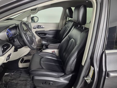 Used 2023 Chrysler Pacifica Touring-L FWD image 9