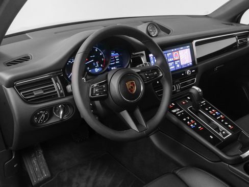 Certified 2025 Porsche Macan image 4