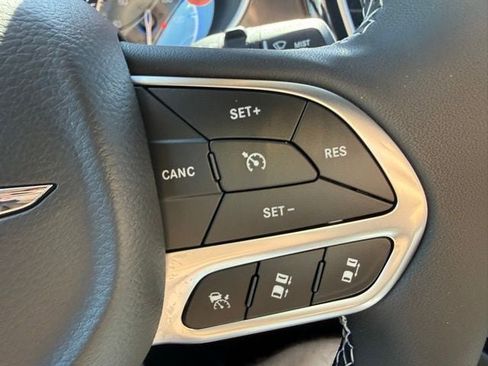 New 2026 Chrysler Pacifica Select image 11