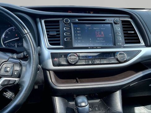 Used 2019 Toyota Highlander XLE image 11