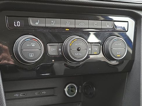 Certified 2022 Volkswagen Taos SEL w/ Panoramic Sunroof Package image 23