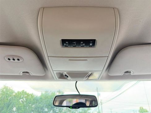 Used 2016 Chrysler Town & Country Touring FWD image 31