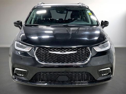 Used 2022 Chrysler Pacifica Touring-L image 2