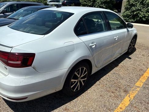 Used 2017 Volkswagen Jetta SE FWD image 4