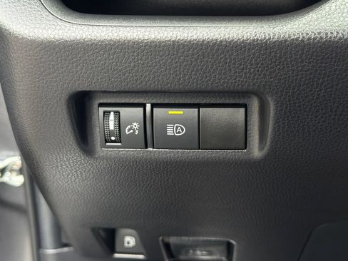 Used 2021 Toyota RAV4 LE AWD/4WD image 18