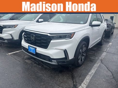 Used 2023 Honda Pilot Touring image 1
