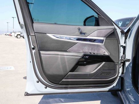 Used 2023 BMW 740i w/ Parking Assistance Package image 27