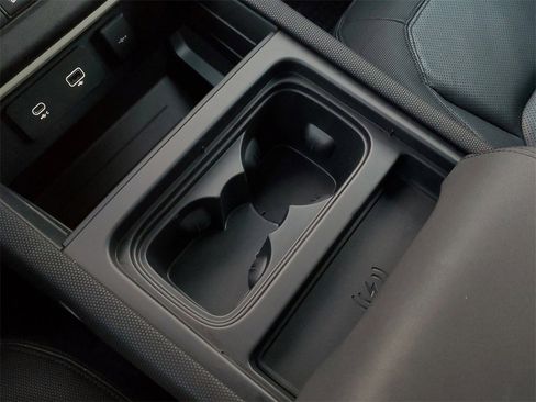 Used 2022 Land Rover Defender 90 X-Dynamic S image 28