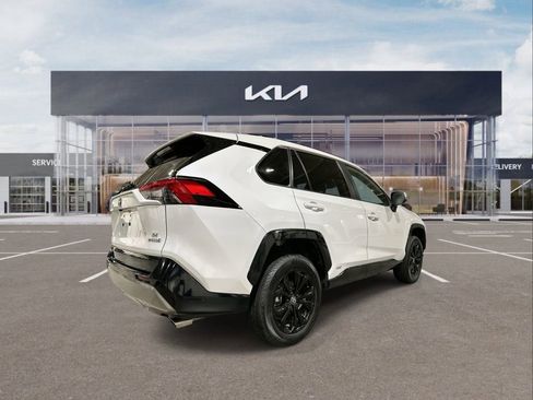 Used 2023 Toyota RAV4 SE image 8