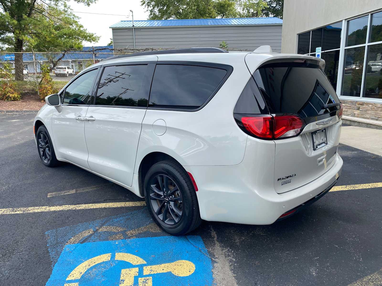 Used 2020 Chrysler Pacifica Touring-L AWD/4WD image 3