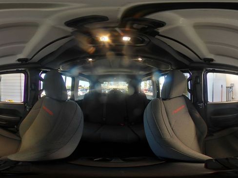 Used 2025 Jeep Wrangler Rubicon image 41