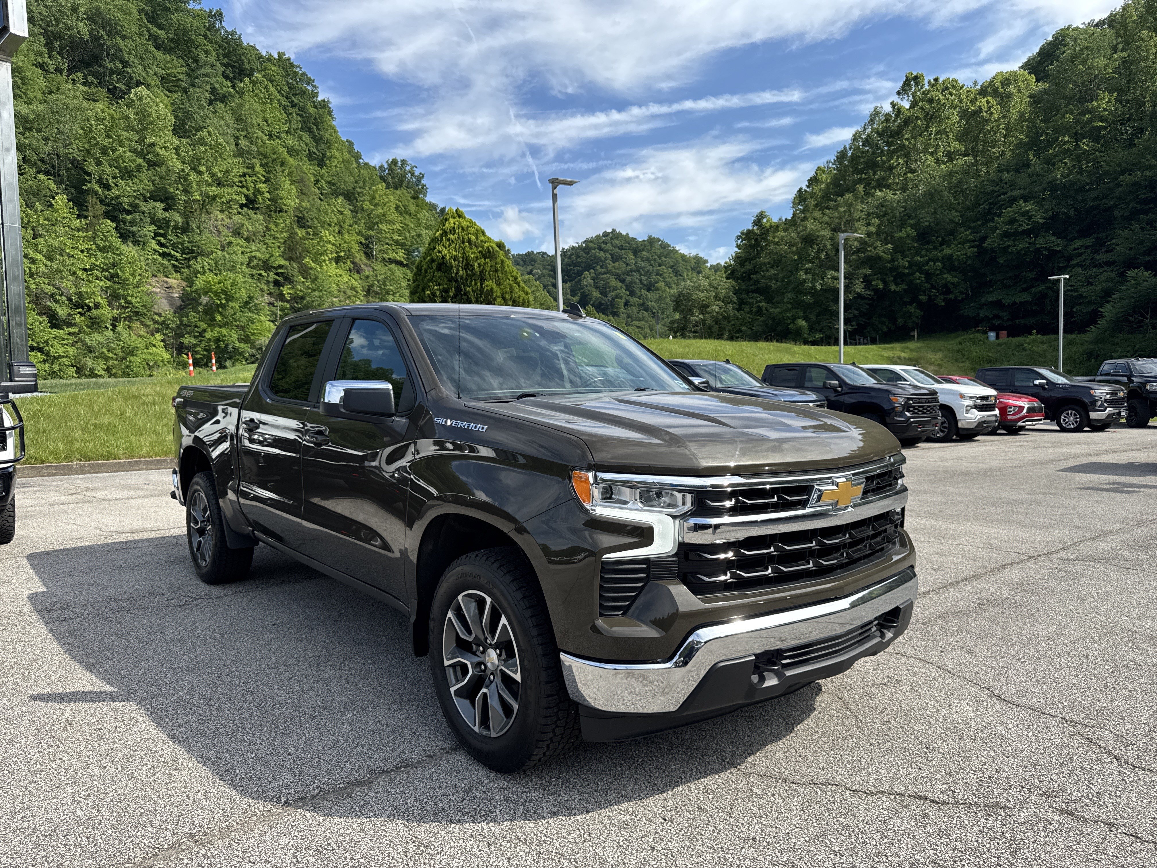 Used 2023 Chevrolet Silverado 1500 LT AWD/4WD image 4