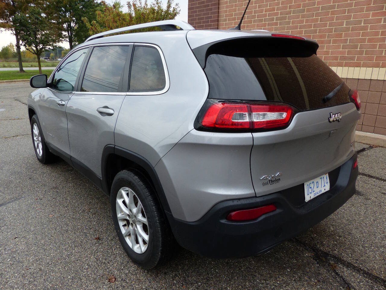 Used 2017 Jeep Cherokee Latitude w/ Cold Weather Group AWD/4WD image 7