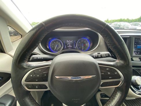 Used 2020 Chrysler Pacifica Touring-L FWD image 14