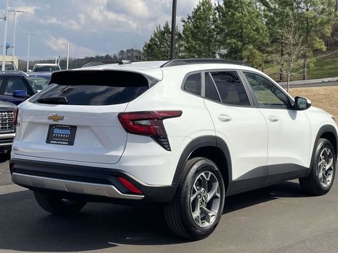 Used 2025 Chevrolet Trax LT image 3