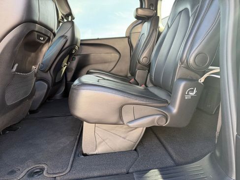 Used 2025 Chrysler Pacifica Select image 31