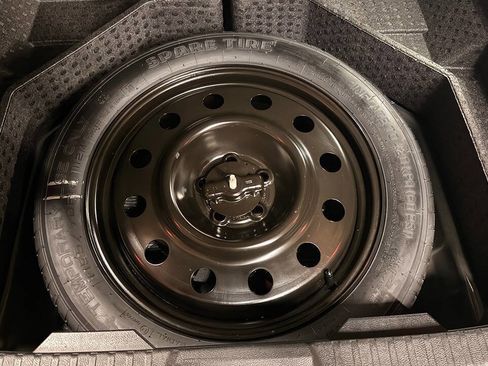 Used 2019 Ford Edge Titanium w/ Equipment Group 301A image 13