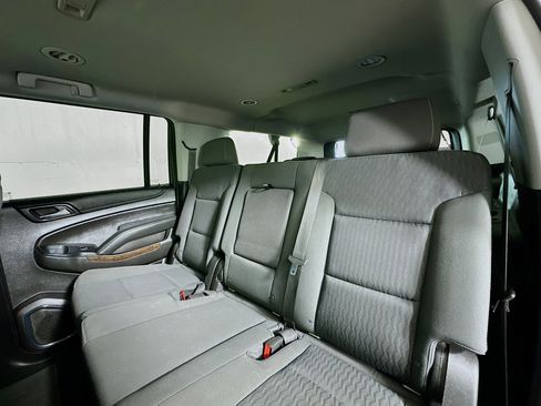Used 2018 Chevrolet Suburban LS RWD image 22