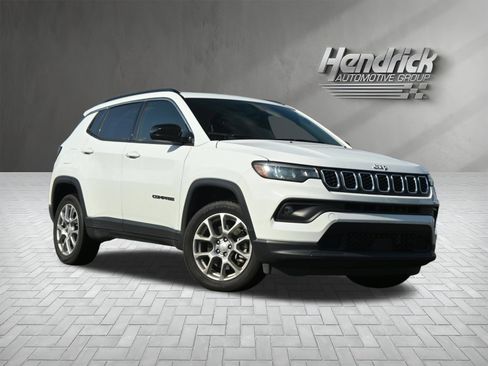 Used 2024 Jeep Compass Latitude w/ Sun and Sound Group AWD/4WD image 2
