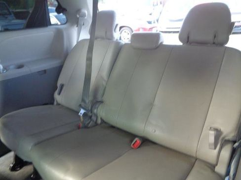 Used 2012 Toyota Sienna XLE image 32