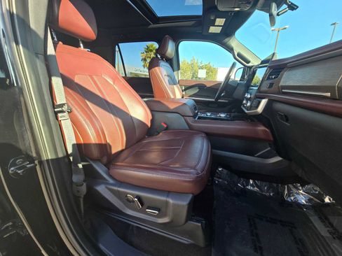 Used 2023 Ford Expedition Limited image 11
